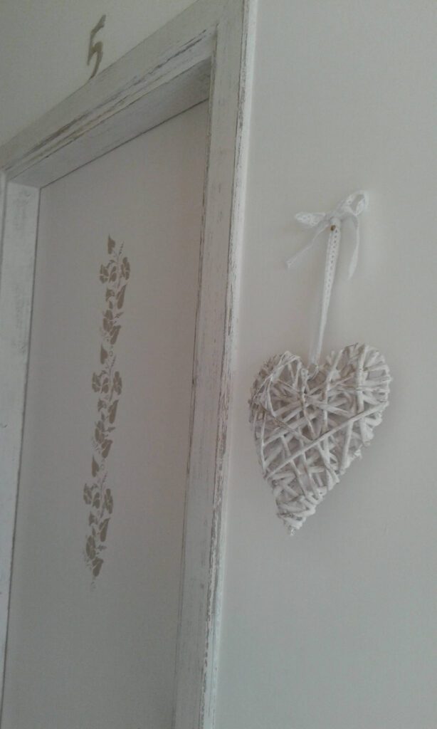 Dettaglio degli stipiti delle porte delle camere, realizzato in stile shabby chic