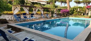 Emozioni e relax nel solarium con piscina e gazebo