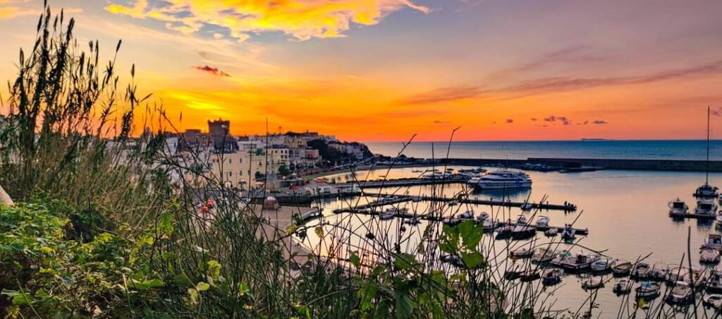 la natura ha benedetto Forio : I tramonti più belli di Ischia sono da ammirare lungo le coste di Forio.