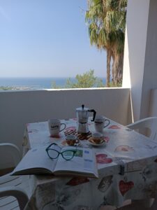 Colazione privilegiata in terrazza con vista su Forio e su Ventotene