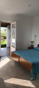 Comoda camera da letto open-space con letto matrimoniale facilmente separabile in due letti singoli