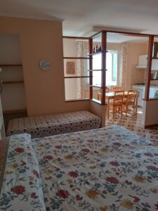 L'accogliente zona notte invoglia al riposo dopo una giornata trascorsa visitando l'isola