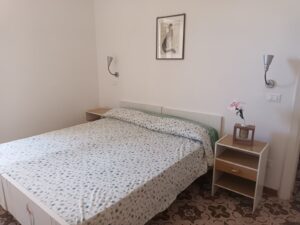 Camera da letto padronale fresca e tranquilla, ideale per riposarsi dopo aver visitato l'isola