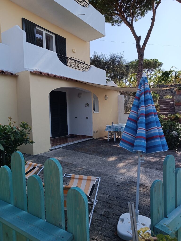 Terrazza privata per relax e comfort Terrazza privata con vista giardino a Villa Olivia Ischia, perfetta per una vacanza in piena libertà.
