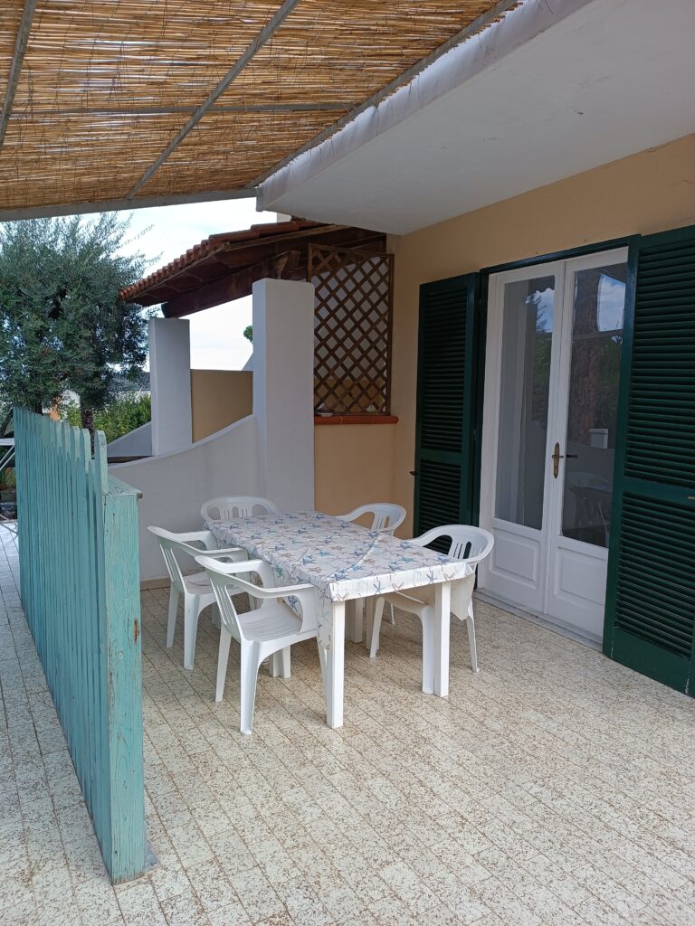 L.V terrazzo frontale TTerrazzo-appartamento-bilocale-la-vigna-presso-villa-olivia-residence-ischia.jpg