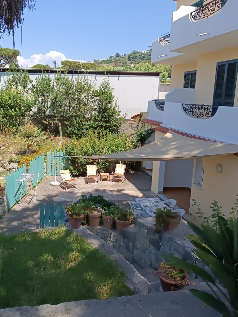 Nespolo-esterno-mini-suite-familiare-self-catering