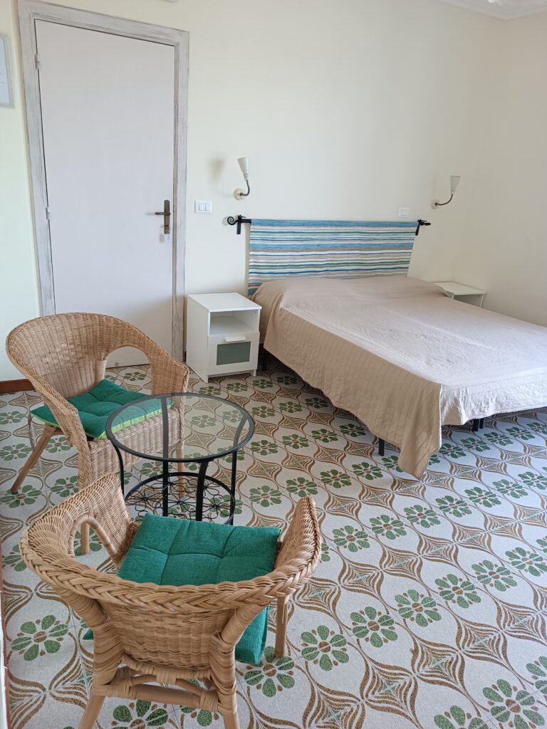 particolare-camera -superior-salottino-con-tavolo-Villa-Olivia-Residence-Ischia
