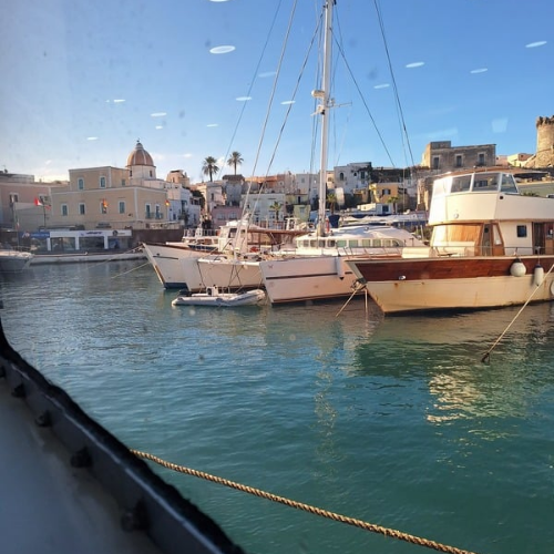 Forio vista dal mare.Consulta orari di aliscafi e traghetti Per la tua vacanza in piena libertà, consulta gli orari di aliscafi e traghetti