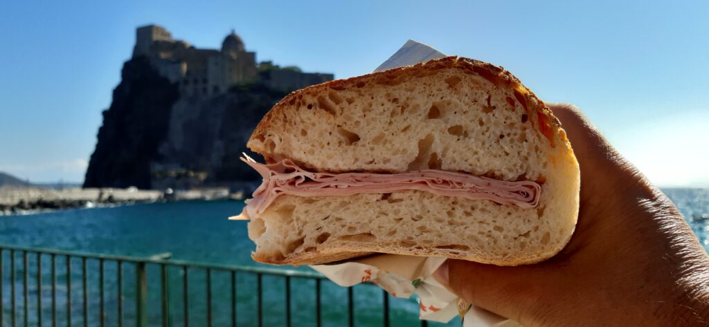 Natura e cibo gustare un panino di fronte al castello Aragonese natura e cibo: gustare un panino di fronte al Castello Aragonese, inspirando aria di mare