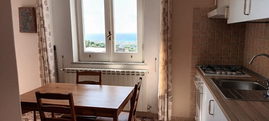 Cucina attrezzata e zona pranzo luminosa, per una vacanza all'insegna della tranquillità